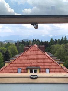 Cảnh núi rừng hoặc tầm nhìn ra núi từ căn hộ