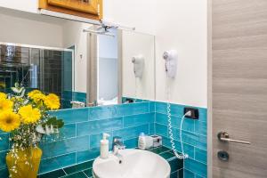 een badkamer met een wastafel en een spiegel bij Donna Lena Relais Napoli in Napels +91 foto's