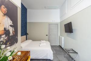 een kamer met een bed en een schilderij aan de muur bij Donna Lena Relais Napoli in Napels
