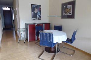 a room with a table and some chairs and a cabinet at Im Herzen von Aschaffenburg in Aschaffenburg
