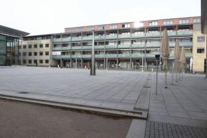 un gran edificio con sombrillas delante en Im Herzen von Aschaffenburg en Aschaffenburg