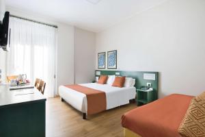 pokój hotelowy z łóżkiem i telewizorem w obiekcie Best Western Hotel Mediterraneo w Katanii