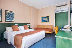 Habitación de hotel con cama grande y escritorio. en Best Western Hotel Mediterraneo, en Catania
