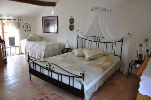 um quarto com duas camas num quarto em Maison Bijoux-de-Provence "Oliviers" em Puyméras