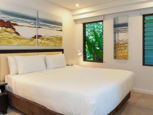 Tempat tidur dalam kamar di Pullman Port Douglas Sea Temple Resort and Spa