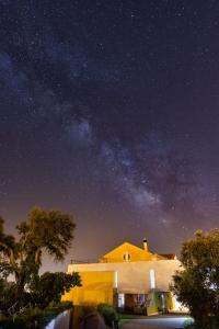 a house under a starry sky with the milky way at Cabecas do Reguengo in Portalegre