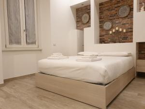 um quarto branco com uma cama grande e lençóis brancos em Kibilù - Viale Bligny - Porta Romana - Università Bocconi em Milão