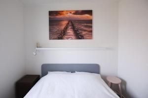 ein Schlafzimmer mit einem Bett und einem Wandgemälde in der Unterkunft Water Villa Workum in Workum