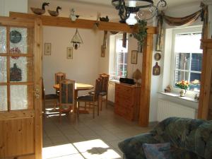 ein Wohnzimmer mit einem Tisch und einem Esszimmer in der Unterkunft Huus Westerdiek in Neßmersiel