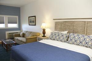 Ein Bett oder Betten in einem Zimmer der Unterkunft Surf Side Hotel