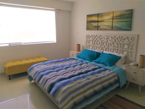 Un dormitorio con una cama grande y una ventana en Apartamento Playa Señoritas, en Punta Hermosa