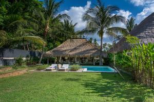 Bazén v ubytování Beach Villas Lombok nebo v jeho okolí