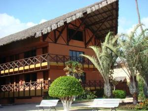 um edifício com dois bancos em frente a um edifício em ECO PARADISE _ CUMBUCO BOUTIQUE em Cumbuco