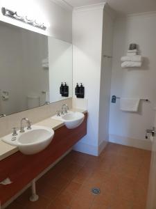 
A bathroom at Ramada Encore Belconnen Canberra
