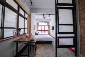Giường trong phòng chung tại 澎湖 就這兒旅居