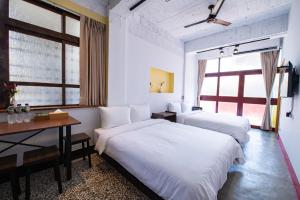 Giường trong phòng chung tại 澎湖 就這兒旅居