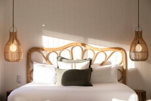 sypialnia z dużym łóżkiem z białymi poduszkami w obiekcie Pebbly Beach Escape w mieście East Lynne