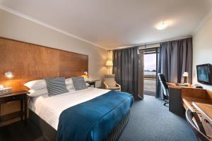 Un pat sau paturi într-o cameră la Burnie Airport Motel