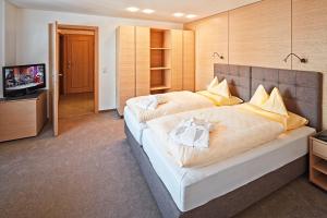 
Ein Bett oder Betten in einem Zimmer der Unterkunft Hotel & Chalet Bellevue
