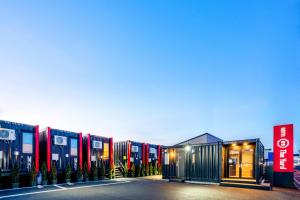 小山市HOTEL R9 The Yard Oyama Kizawa的前面一排有街道的建筑