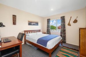 Ein Bett oder Betten in einem Zimmer der Unterkunft Tranquil Tauhara - Taupo Central Holiday Home
