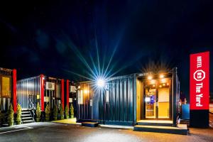 小山市HOTEL R9 The Yard Oyama Kizawa的一座晚上有灯的建筑