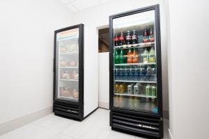 um frigorífico cheio de refrigerantes e bebidas em Holiday Inn Express Atlanta-Stone Mountain, an IHG Hotel em Stone Mountain