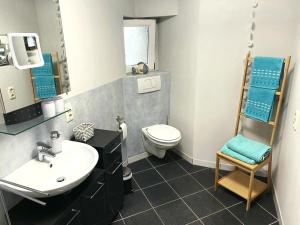 y baño con lavabo, aseo y espejo. en Apartment Schweich-Issel Familie Lentes NEU RENOVIERT, en Schweich