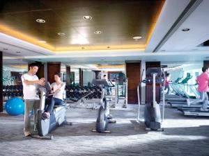 un hombre y una mujer de pie en un gimnasio en StarWorld Hotel, en Macau