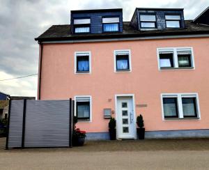 シュヴァイヒにあるApartment Schweich-Issel Familie Lentes NEU RENOVIERTのピンクの家