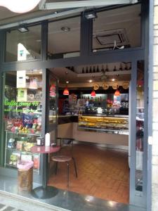 uma vitrine com uma mesa e um balcão em B&B Affaccio sul Vaticano em Roma