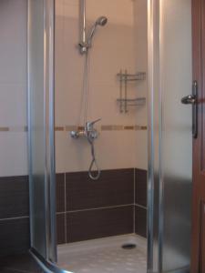 uma cabina de duche na casa de banho com em The Osmanli Hani em Dalyan