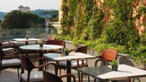 Restaurace v ubytování Sushmika Resorts Inn