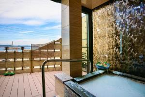 Балкон або тераса в Ryokan KINOSUKE hotel きの助 日間賀島 島のサウナ Himaka Island