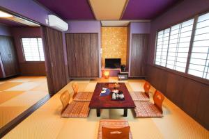 Телевізор і / або розважальний центр в Ryokan KINOSUKE hotel きの助 日間賀島 島のサウナ Himaka Island