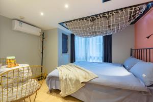 Krevet ili kreveti u jedinici u okviru objekta loft Apartment with slide hammock with movie viewing