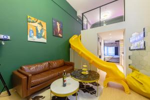 Prostor za sedenje u objektu loft Apartment with slide hammock with movie viewing