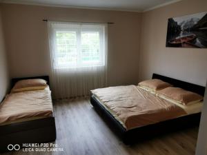 Posteľ alebo postele v izbe v ubytovaní Renáta Apartman