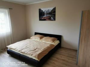 Posteľ alebo postele v izbe v ubytovaní Renáta Apartman