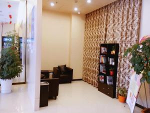 a lobby with a waiting room with plants at 7Days Inn Yancheng Jianhu Xiu Fu South Road in Yancheng
