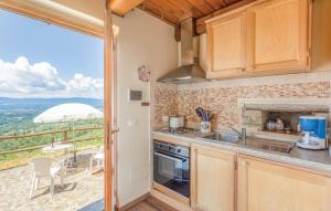 Kuchyňa alebo kuchynka v ubytovaní Il Moraiolo - Idromassaggio & Sauna con vista!