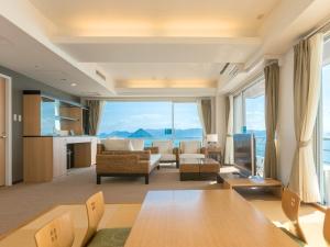 sala de estar con vistas al océano en Diamond Setouchi Marine Hotel, en Tamano