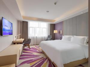 Postel nebo postele na pokoji v ubytování Lavande Hotel Zhaoqing Qixingyan Scenic Spot Yihua International Square