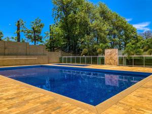 a swimming pool with a wooden deck at APARTMENTFORSTAY 20 EM MARiLIA TANGER in Marília