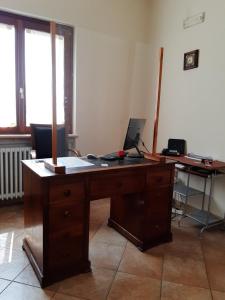 ein Büro mit einem Schreibtisch und einem Computer darauf in der Unterkunft Sweet House Only Rooms in Peschiera del Garda