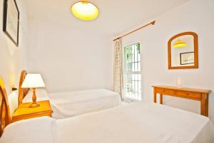 Posteľ alebo postele v izbe v ubytovaní Apartamentos Llevant
