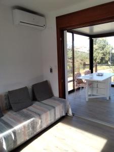 una sala de estar con un sofá y una mesa en Paraíso de Torrox Costa, en Torrox Costa
