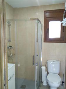 Un baño con inodoro y ducha de cristal. en Paraíso de Torrox Costa, en Torrox Costa 13 fotos más