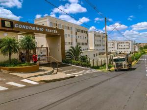 a truck is parked in front of a building at APARTMENTFORSTAY 20 EM MARiLIA TANGER in Marília