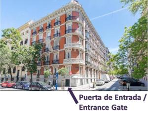 un edificio en una calle de la ciudad con las palabras puertaria puerta de entrada en AYZ Juan de Mena - Auto check-in property, en Madrid